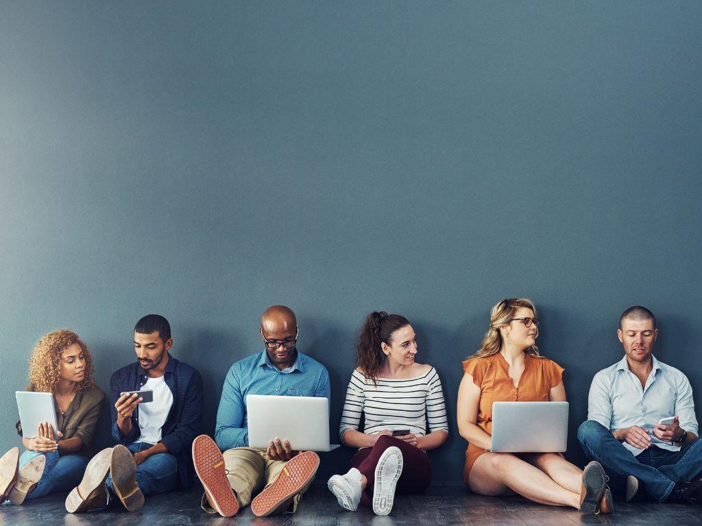 Cette photo illustre un groupe de personnes en réflexion pour créer du brand content 